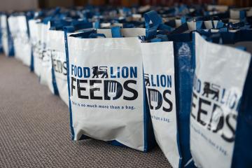 Rows of Food Lion Feeds bags.