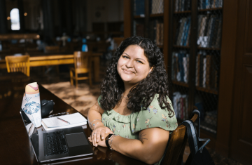 Carolina Covenant Scholar Jennifer Maldonado-Castro '27 sitting in a library