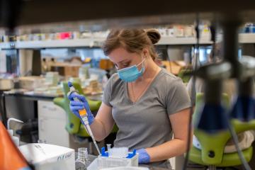Student, Brianna de la Houssaye '20, working in a lab